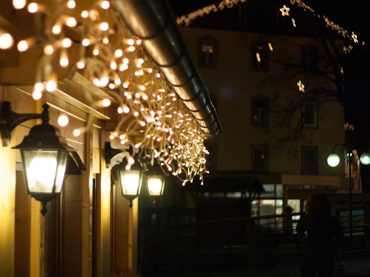 De acuerdo con el informe oficial, Pascual estaba colocando las luces cuando, al arrojarlas sobre el cable, entraron en contacto con la línea eléctrica, provocando una descarga fatal. 