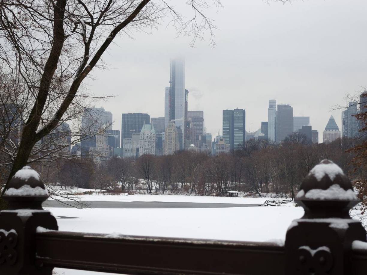 En áreas como Saginaw Bay (Michigan) y al norte de Nueva Inglaterra, se espera la caída de entre 2.5 y 7 centímetros de nieve.