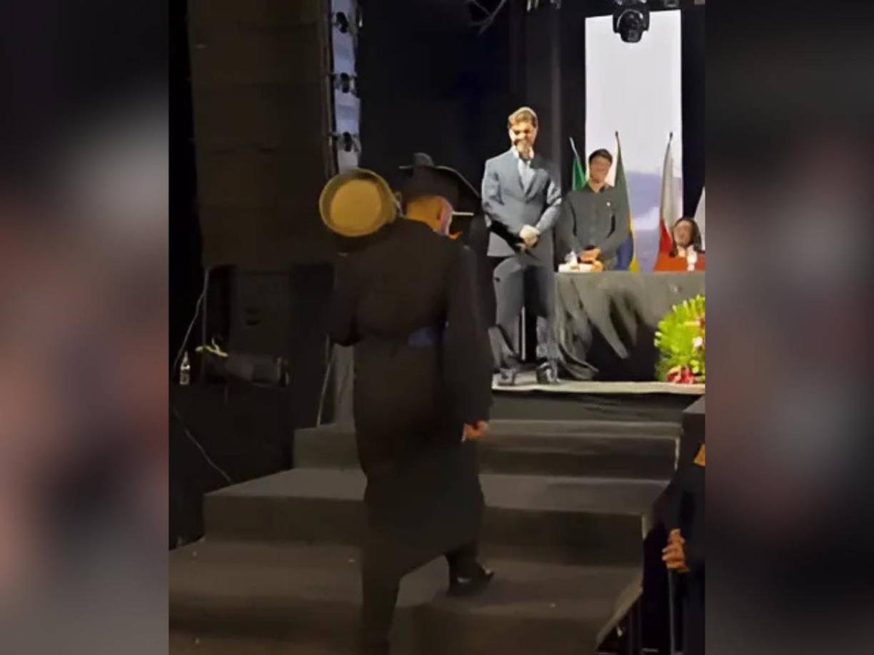 La historia de este joven no solo celebra un logro académico, sino también un mensaje de admiración y respeto por las labores que muchas veces pasan desapercibidas.