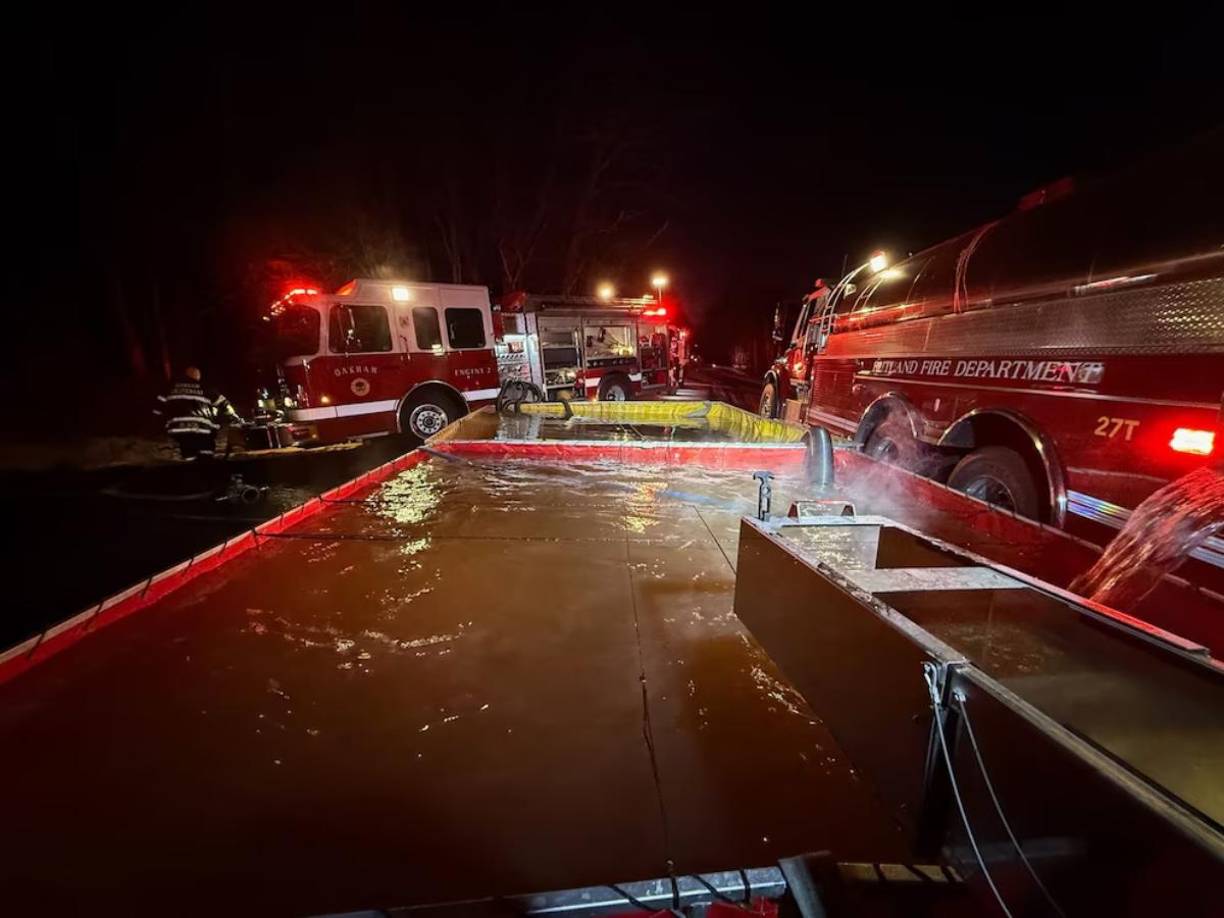 Las llamas, reportadas alrededor de las 4 p.m. del domingo, provocaron explosiones que alarmaron a los vecinos, al tiempo que fuegos artificiales almacenados y tanques de propano en el sótano de una de las casas intensificaban el desastre. 