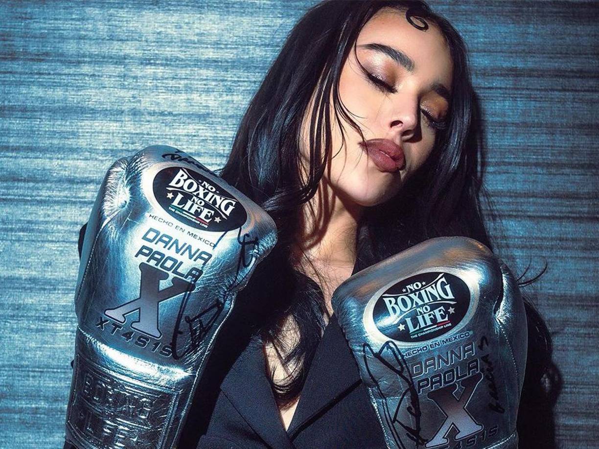 Los guantes son de color plateado, con el nombre de la artista mexicana y la leyenda ‘<b>EXT4S1S</b>’, pues así se llama el disco más popular de<b> Danna Paola</b>. 