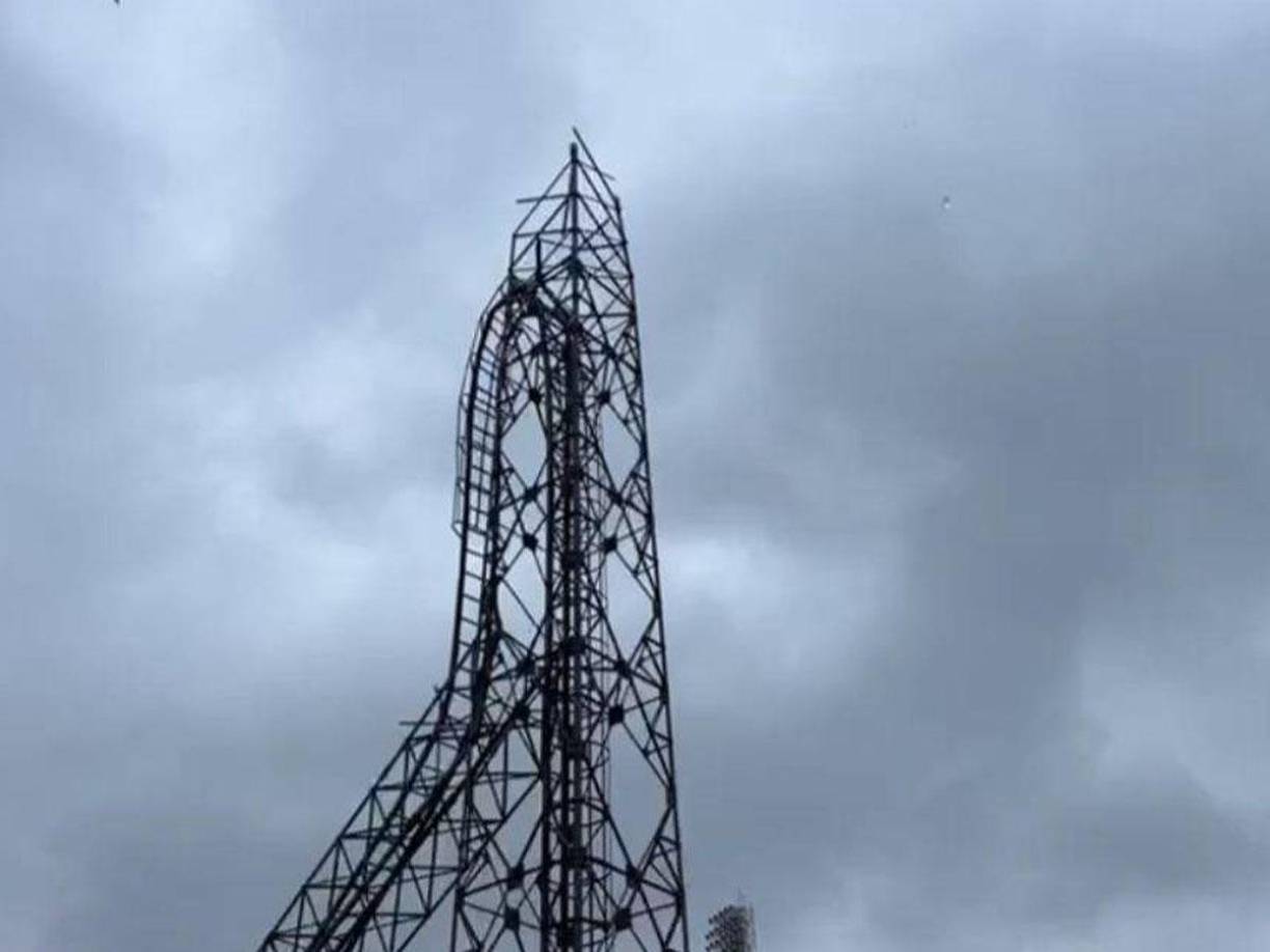 Afortunadamente, no se reportan lesionados, ya que la torre cayó hacia el interior del Excélsior.