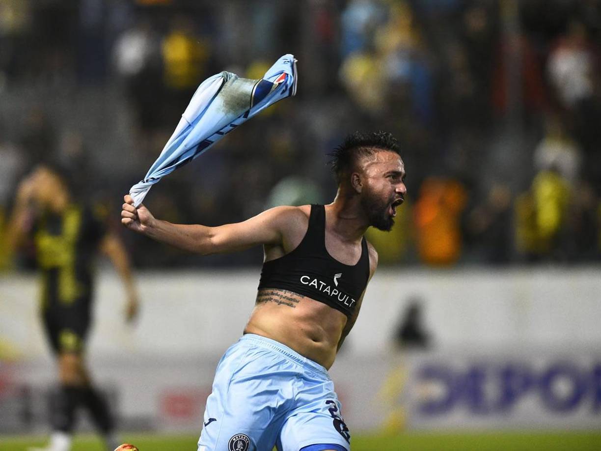 El ‘Droopy‘ Gómez celebró con euforia y se quitó la camiseta tras marcar el 0-2 del Motagua.