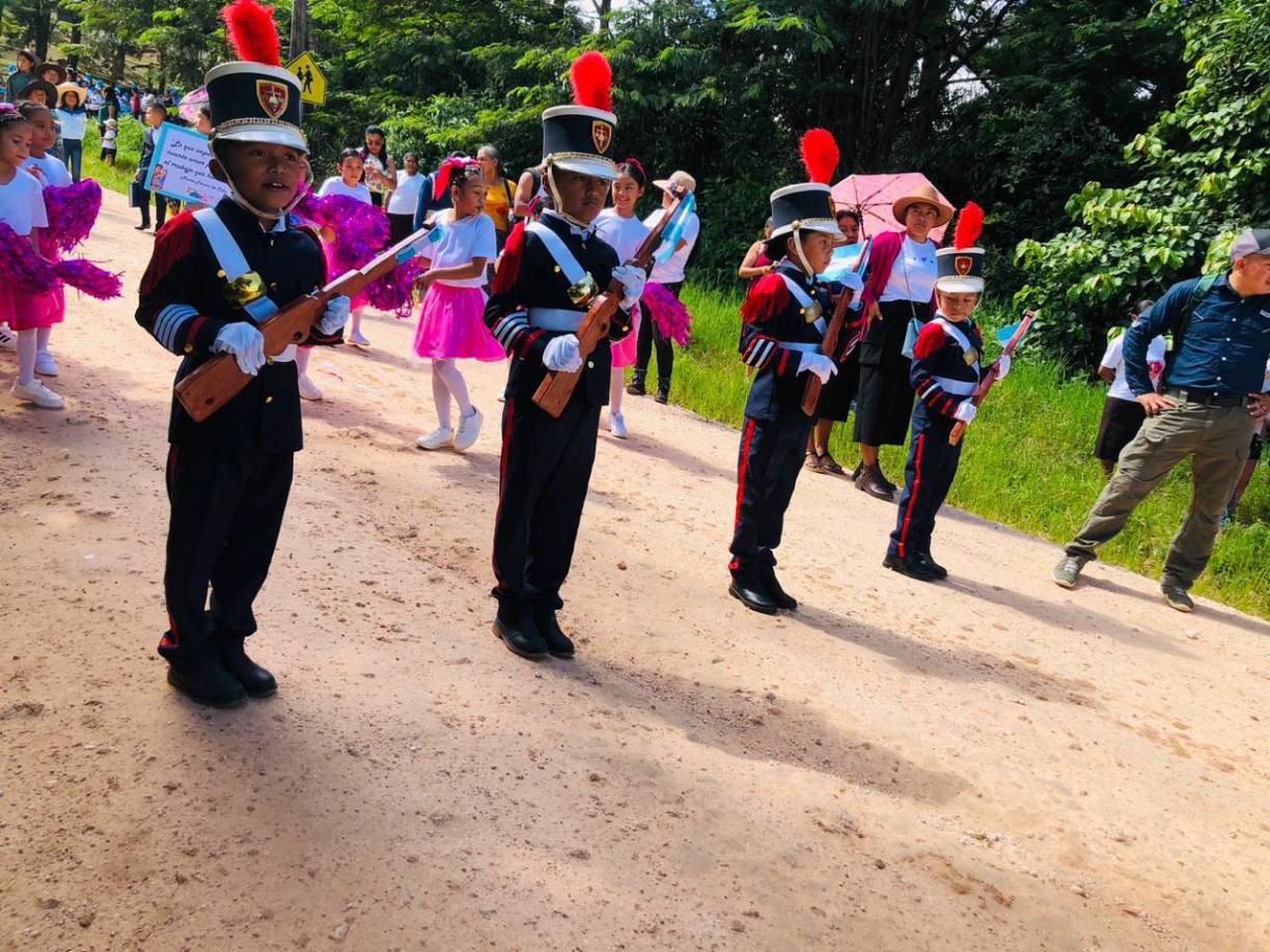 Niños de la escuela Primero de Mayo de El Guayabal, San José, La Paz, representaron a cadetes de la Academia Nacional de Policía (Anapo).