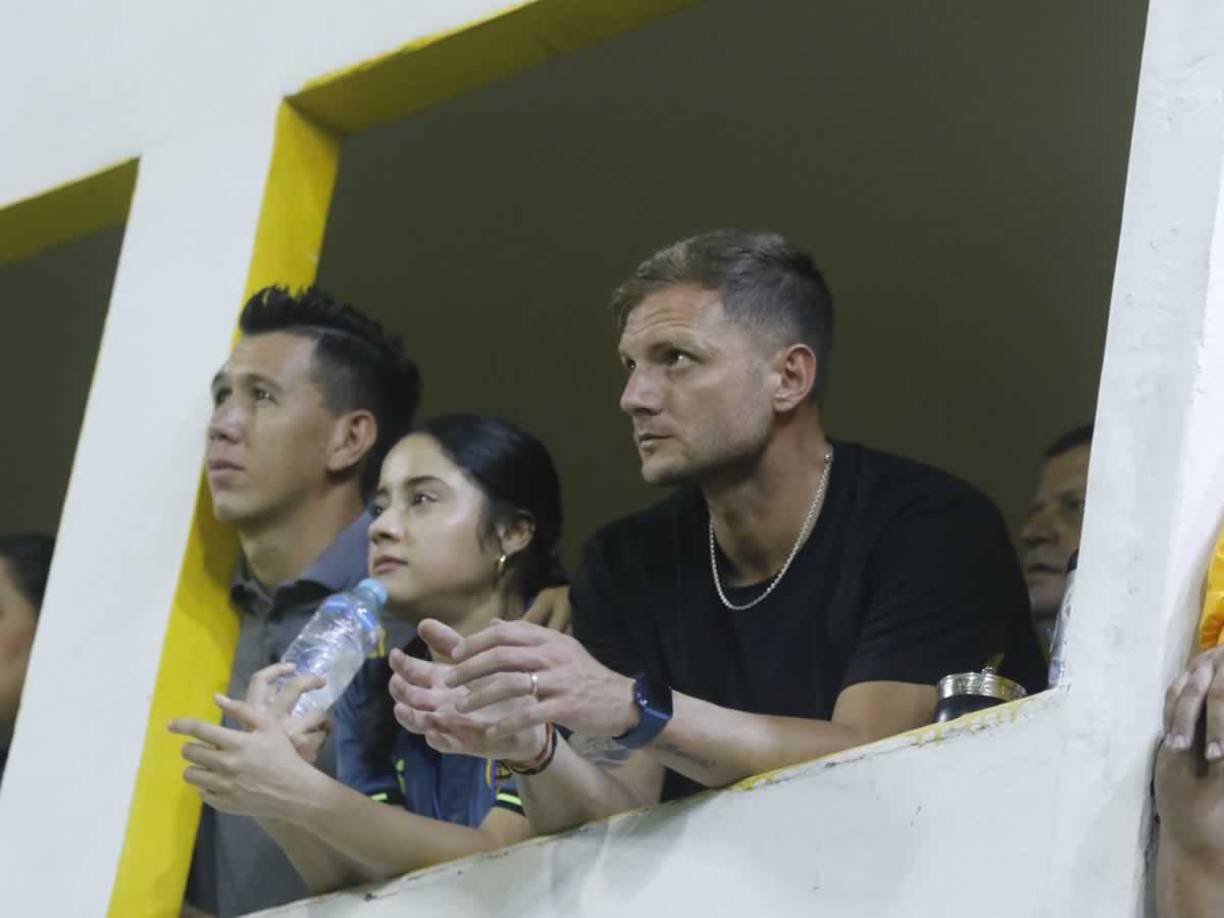 Sebastián Hernández, defensa uruguayo, estuvo observando el partido del Real España desde un sector del estadio Morazán.