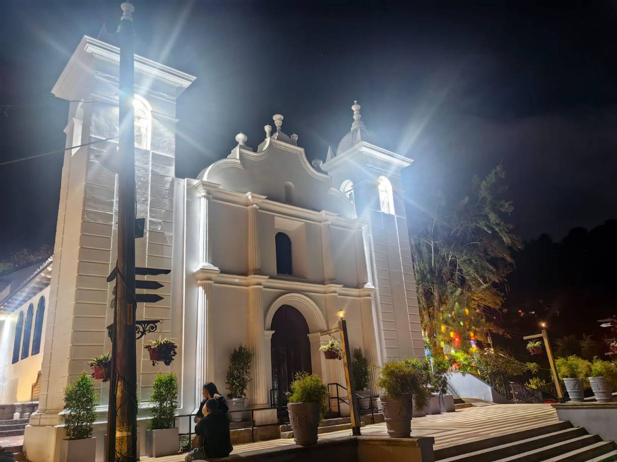 Para estas fechas ya es preciso llevar un abrigo de refuerzo por si el termómetro baja más allá de los 23 grados habituales en este inicio de la temporada lluviosa. Pero si no lleva uno, hay negocios hasta de venta de abrigos para aquellos que creyeron poder soportar.