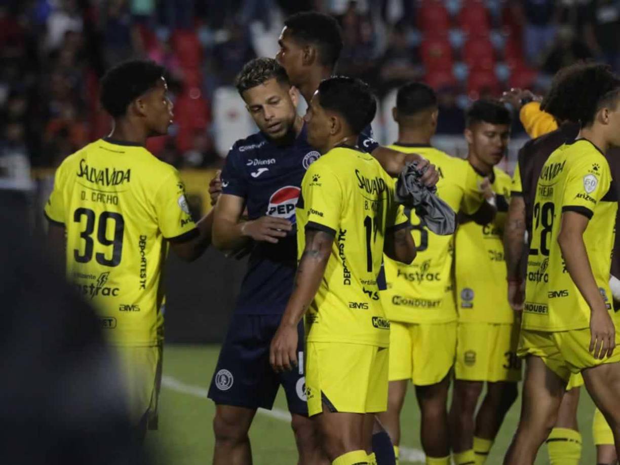 Jugadores del Motagua consolaron a los del Real España tras el final del partido.