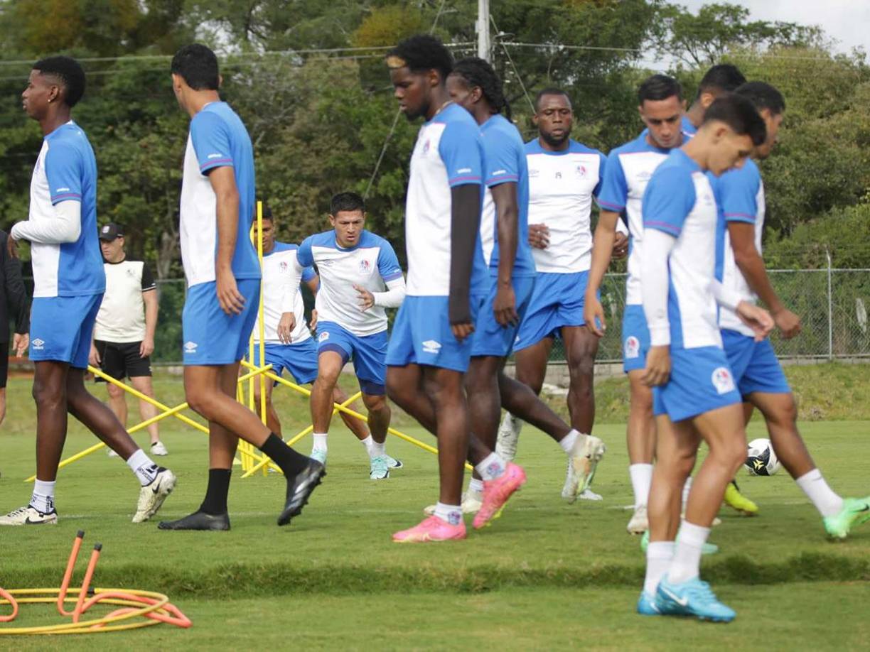 Después de dar la conferencia, Pedro Troglio dirigió el entrenamiento del Olimpia que se vivió con una sensación diferente tras el anunció del entrenador.