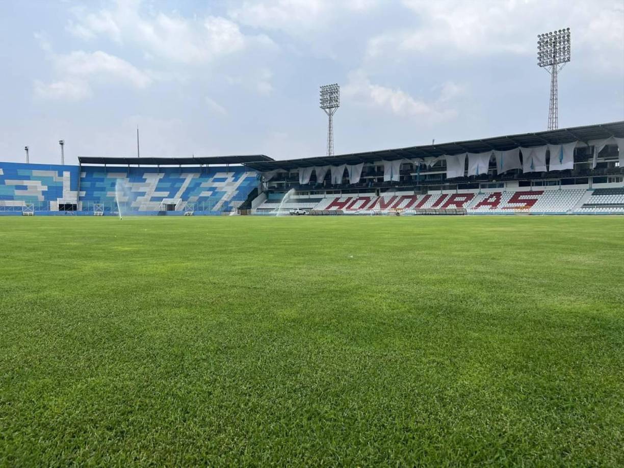 El terreno de juego en la capital del país luce en impecables condiciones.