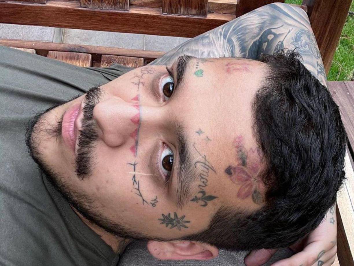 Christian Nodal, cantante y compositor mexicano, ha sorprendido a propios y a extraños luego de compartir imágenes de su renovado rostro, el cual poco a poco va luciendo con menos tatuajes, pues se está sometiendo a un procedimiento para removerlos por completo.