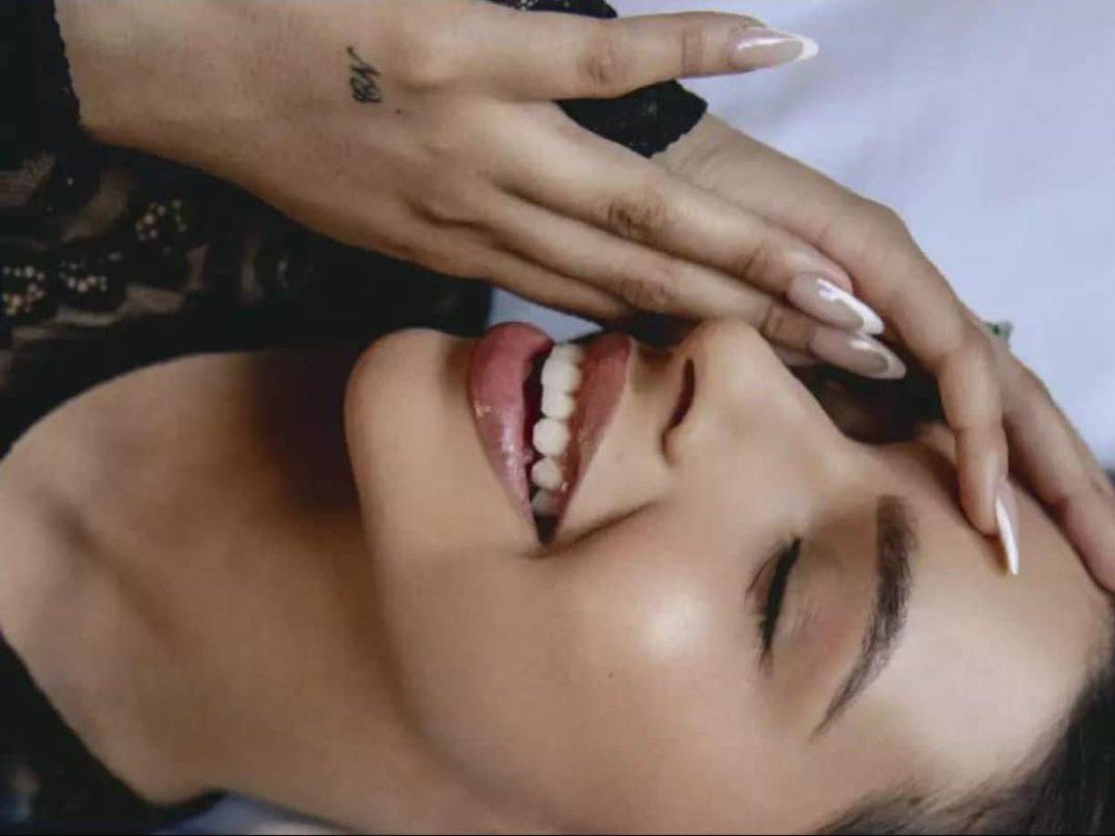 Respecto al tatuaje, Capozzi confirmó que Aguilar se hizo las iniciales «C y N» de Christian Nodal, aunque no especificó la ubicación exacta. «Vamos a ver si él se hace las iniciales de Ángela ahora», finalizó el tatuador.