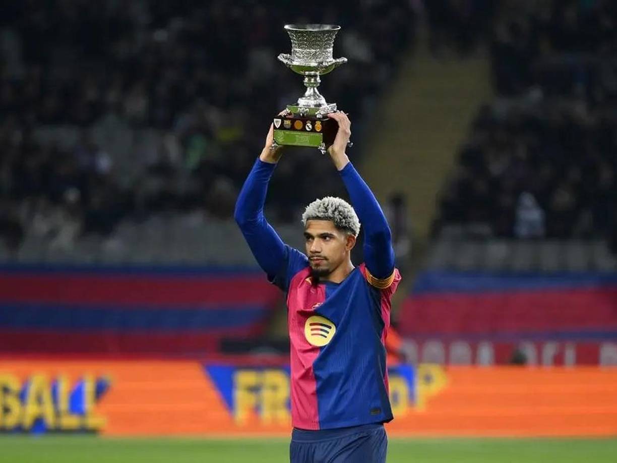 Pero la lesión muscular que sufrió Íñigo Martínez en la pasada final de la Supercopa de España contra el Real Madrid (2-5) cambió los planes del club y el jugador, que al no tener garantizada la titularidad en el equipo de Hansi Flick estaba decidido a salir del Barcelona, según publicaron varios medios.