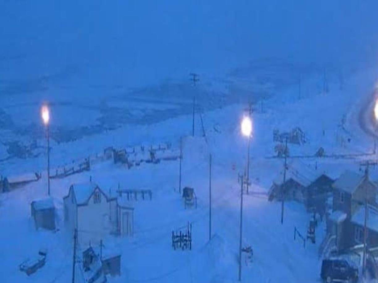 La noche polar es un fenómeno natural que se produce todos los años por la inclinación de 23.5 grados que tiene el eje de la Tierra cuando rota alrededor del Sol.