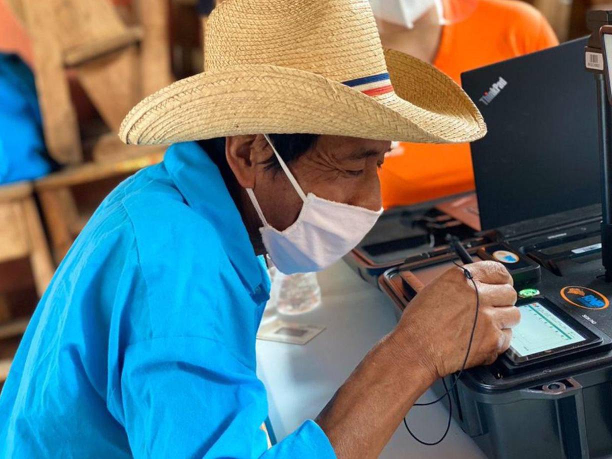 Para determinar si la solicitud es o no procedente, el Registro Nacional de las Personas (RNP) deberá realizar la verificación dactilar en la base de datos correspondiente y bajo los parámetros que establece el Consejo Nacional Electoral (CNE).