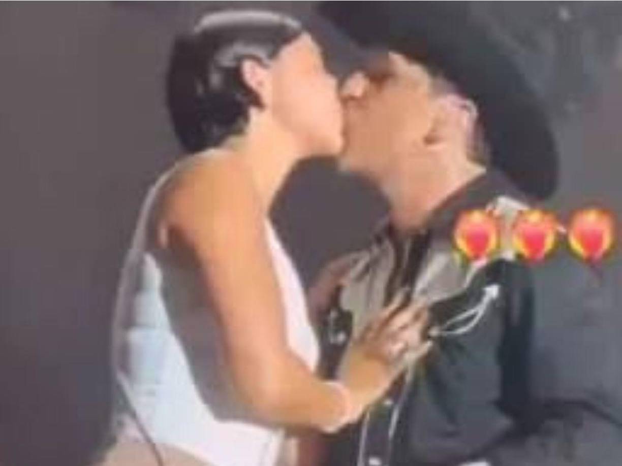 Se sabe que la pareja ya terminó su viaje de luna de miel pues el fin de semana Nodal se presentó en concierto e invitó a su ahora esposa a saludar al público intercambiando un amoroso beso en el escenario.