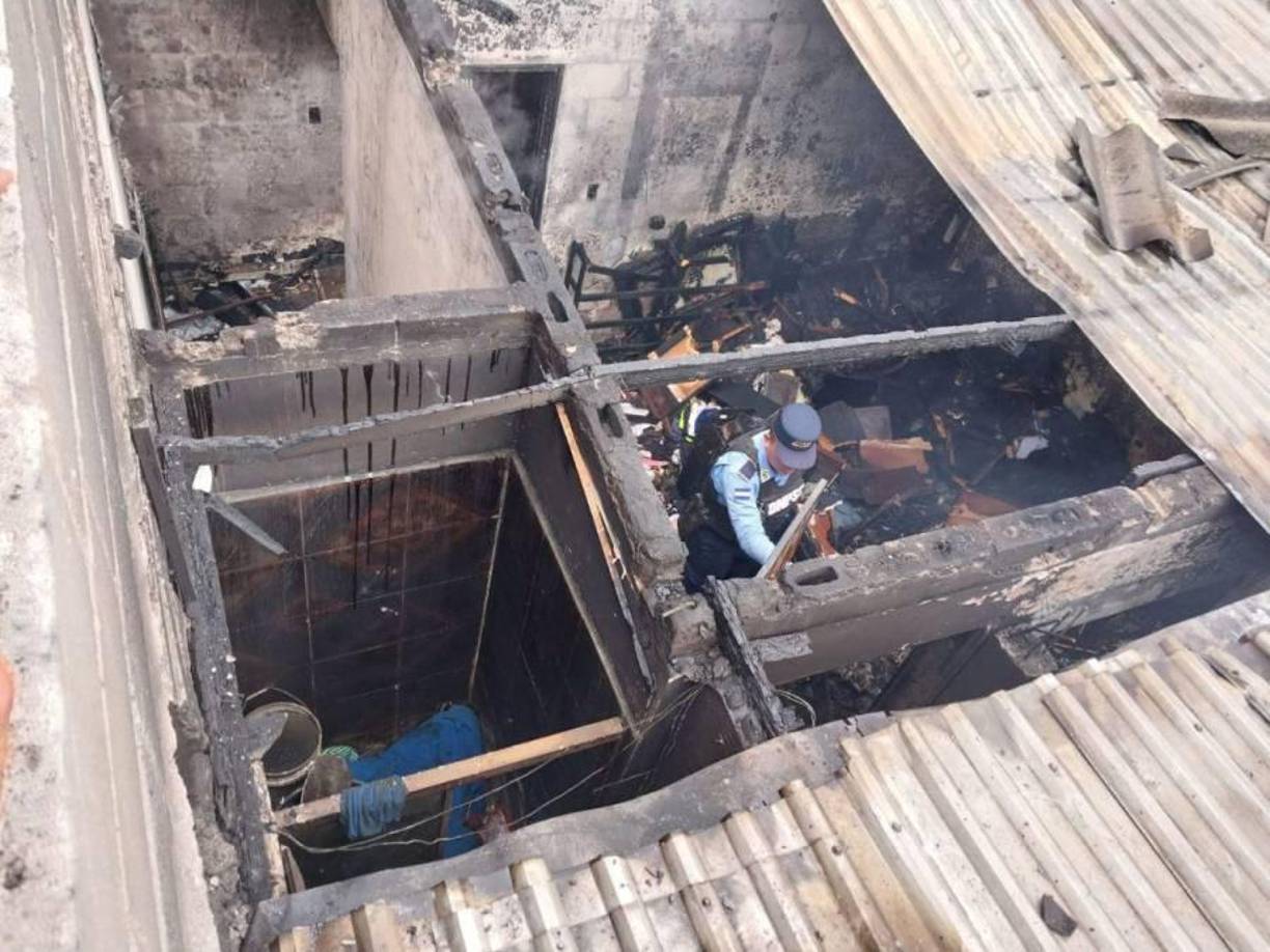 Otro de los vecinos dijo que “Intentamos ayudar con una manguera, intentamos abrir las puertas, pero estaban herméticamente cerradas”.