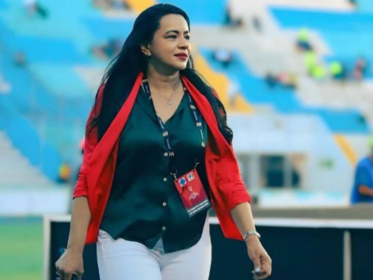 Kenia Torres - La reconocida periodista de amplia trayectoria deportiva en Honduras, destacó que “Olimpia es el gran favorito por ser el actual tetracampeón del fútbol hondureño y por la buena racha en los últimos 17 partidos ante Motagua”. Mira a José Mario Pinto siendo la figura y descartó los lanzamientos de penal.