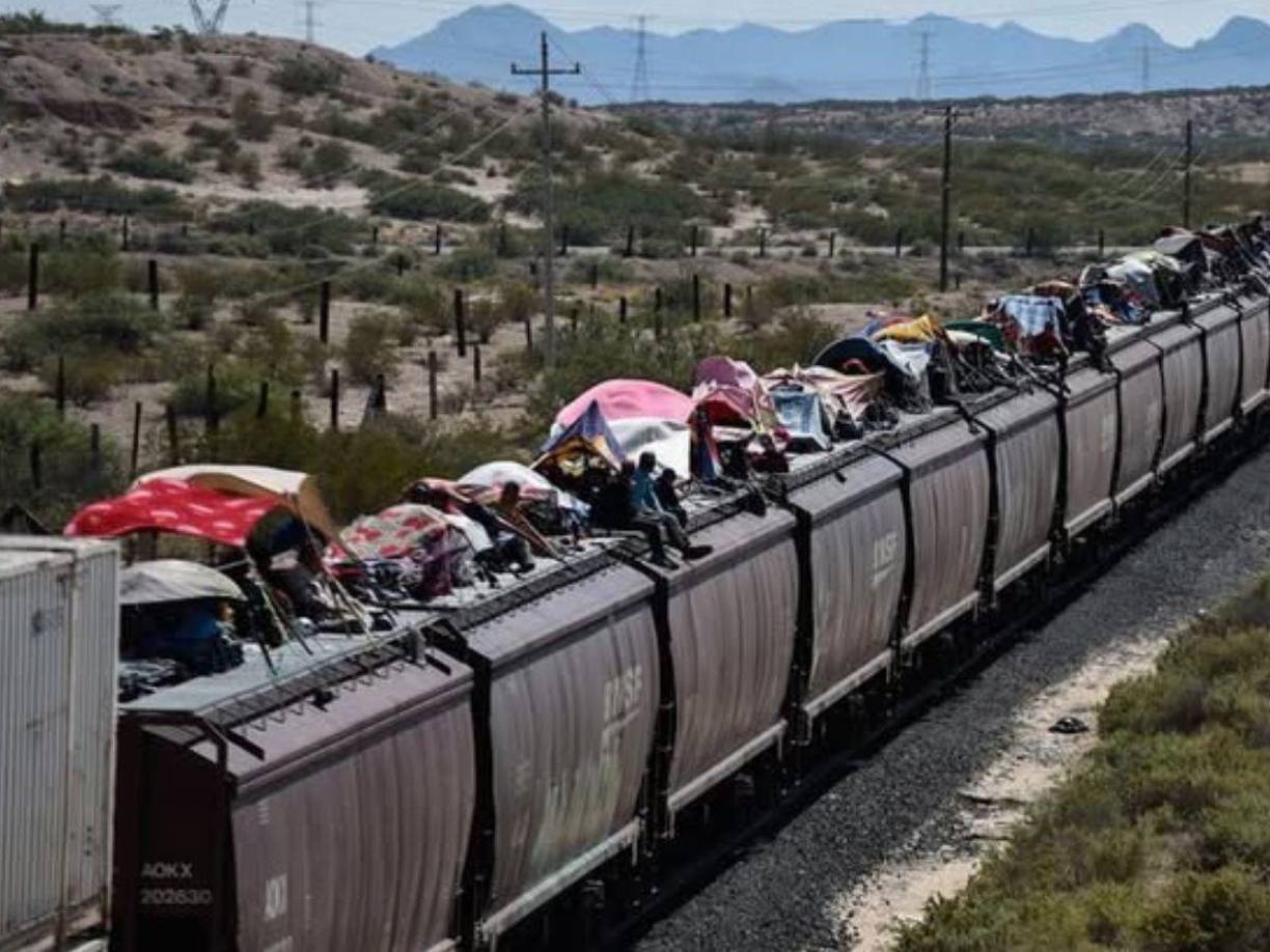 El padre y su bebé tenían la intención de seguir a bordo del tren para cumplir con el sueño de llegar a los Estados Unidos a cumplir el sueño americano.