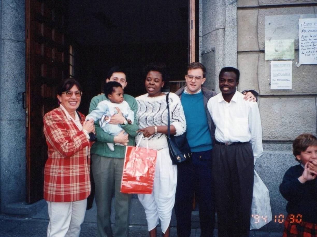 Sin buenas opciones de trabajo para mantener a su familia, Félix Williams se mudó a Londres -a donde tenía originalmente pensado emigrar- para trabajar y enviar dinero a casa.Limpió mesas en el área de comida de un centro comercial del barrio de Chelsea y trabajó como guardia de seguridad incluso en las entradas del estadio del Chelsea FC.Estuvo<b> fuera de casa 10 años, </b>luego volvió a Bilbao, durante los cuales <b>Iñaki se convirtió en un padre para Nico</b>, mientras su madre tenía hasta tres trabajos a la vez para sacar adelante a su familia.