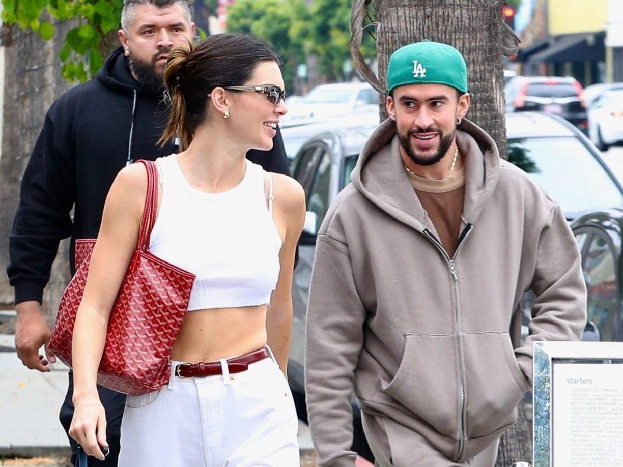 Aunque el cantante y la modelo nunca confirmaron la relación, una fuente cercana contó que se conocieron gracias a un amigo en común, después de que el Conejo malo comprara una propiedad en Los Ángeles.