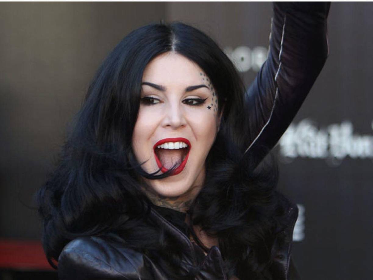 La cantante y dueña de una marca de maquillaje, Kat Von D, dio a conocer que renuncia a la brujería y el ocultismo para acercarse a la religión cristiana, esto se hizo público mediante un video posteado a sus 41 años en redes sociales.