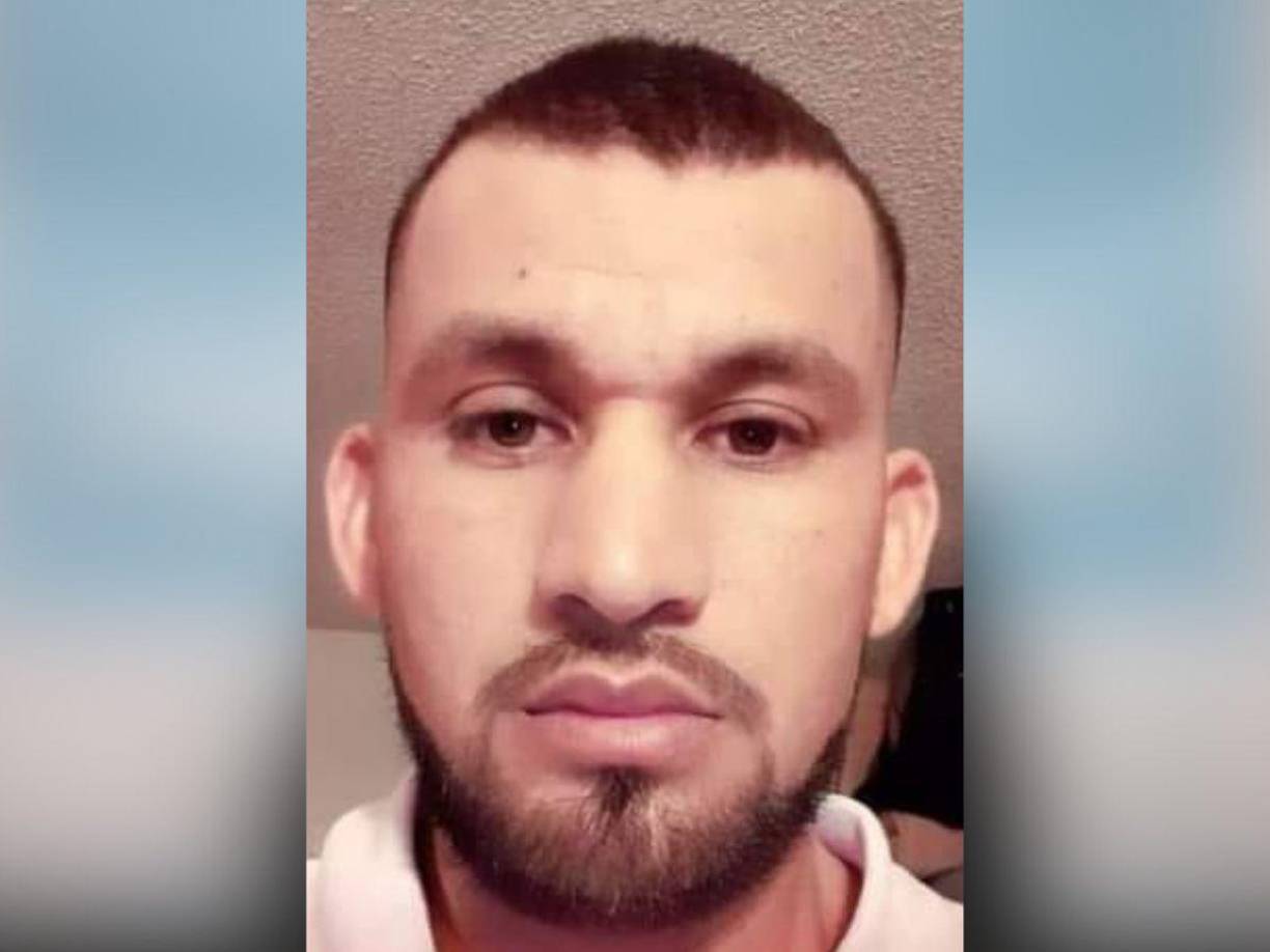 El menor sufrió heridas con machete y disparos, según reportes, en medio de una trifulca entre su padre y la abuela del menor, quien también resultó gravemente herida en el hecho. 