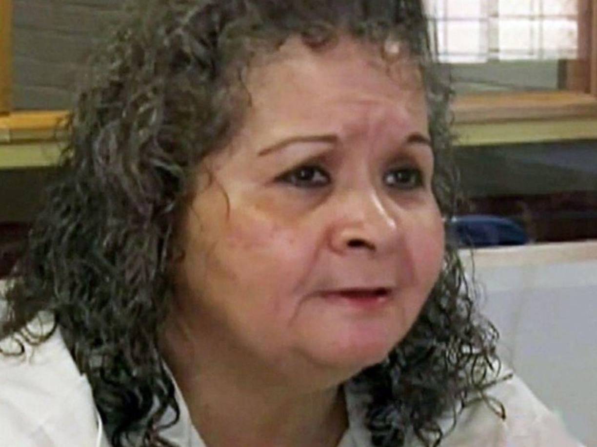 Saldívar, que actualmente tiene 64 años de edad, deberá presentar “todos los documentos apropiados, incluidas las cartas de apoyo y protesta”, con el objetivo de que un oficial, especializado en los casos de libertad condicional institucional, revise el expediente y le realice una entrevista a la sentenciada.