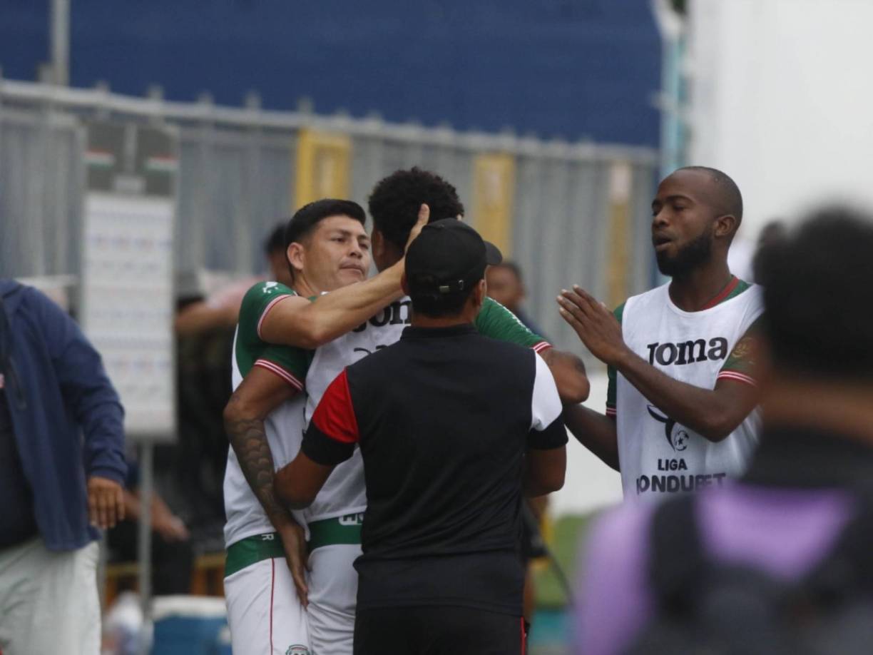 Francisco Martínez intentó calmar a su compañero Sacaza, quien estaba molesto contra los aficionados que lo insultaban. 