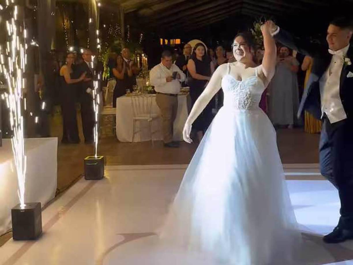Así fue el bonito baile de Carlos Pineda y Daniela Hernández en su boda.
