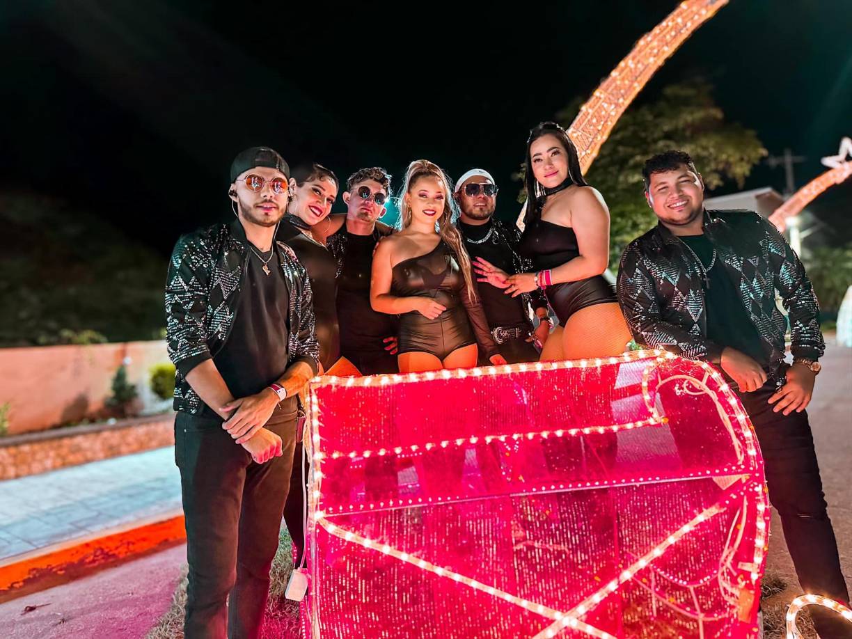 <b>GRUPO KANDELA</b>Este sábado 30, los intérpretes de “Fiesta en la Nochebuena” llegarán a Finca EcoTurística Mary, ubicada en Aldea Pajuiles en la carretera hacia Tela, y el 31 estarán en la playa El Porvenir de Puerto Cortés, para el 1 de enero movilizarse hasta el carnaval de Año Nuevo en Cane, La paz.