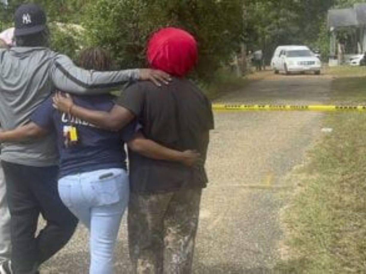 Las autoridades hallaron dos armas escondidas en la propiedad, cuyos calibres coincidían con los casquillos vacíos encontrados en el lugar, según el jefe de policía, quien no proporcionó más detalles.