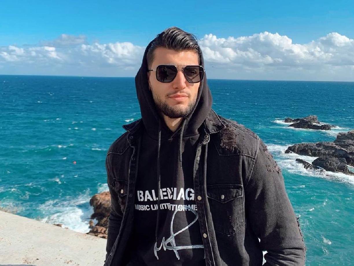 Nacido en Cartagena (Murcia), Mir tiene 27 años, acabó su formación en el Valencia y en el mercado de invierno de 2018 fue traspasado al Wolverhampton. 