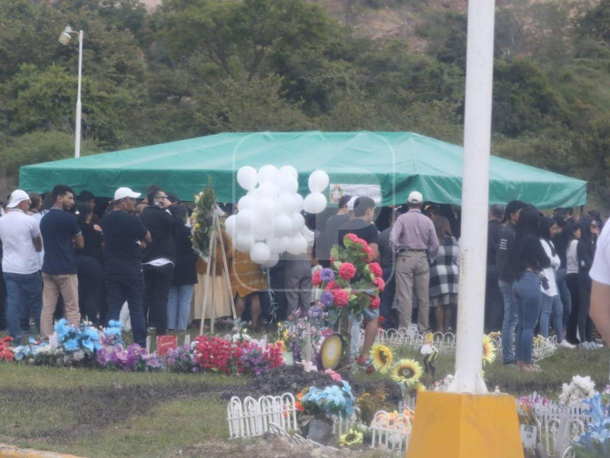 Familiares y amigos de Edwin Hernández llegaron hasta el cementerio San Miguel Arcángel para dar el último adiós al querido hermano de la expresentadora de televisión Rina Leal.