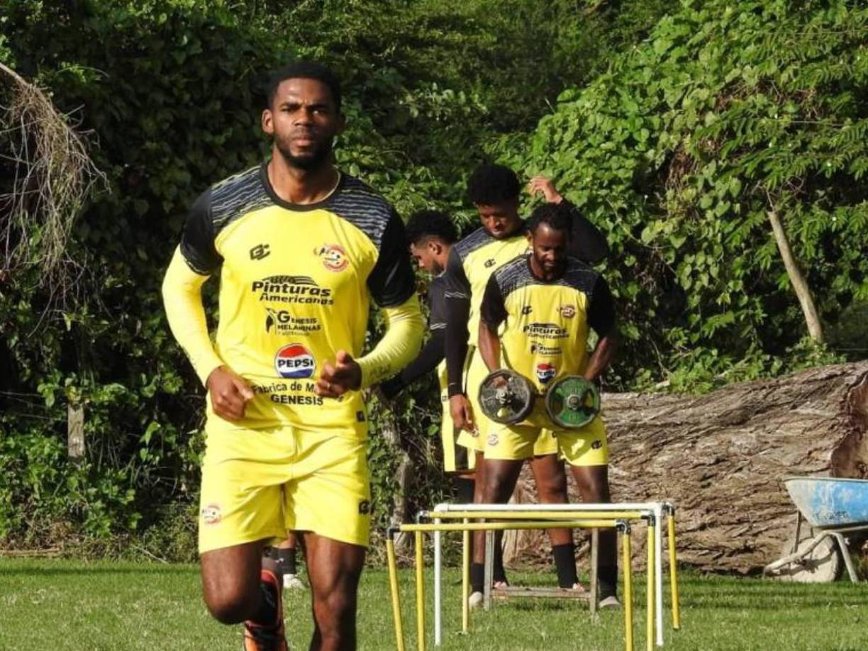 Elvin Casildo sigue entrenando con el Génesis pese a los rumores que ponían al defensor fuera del equipo.