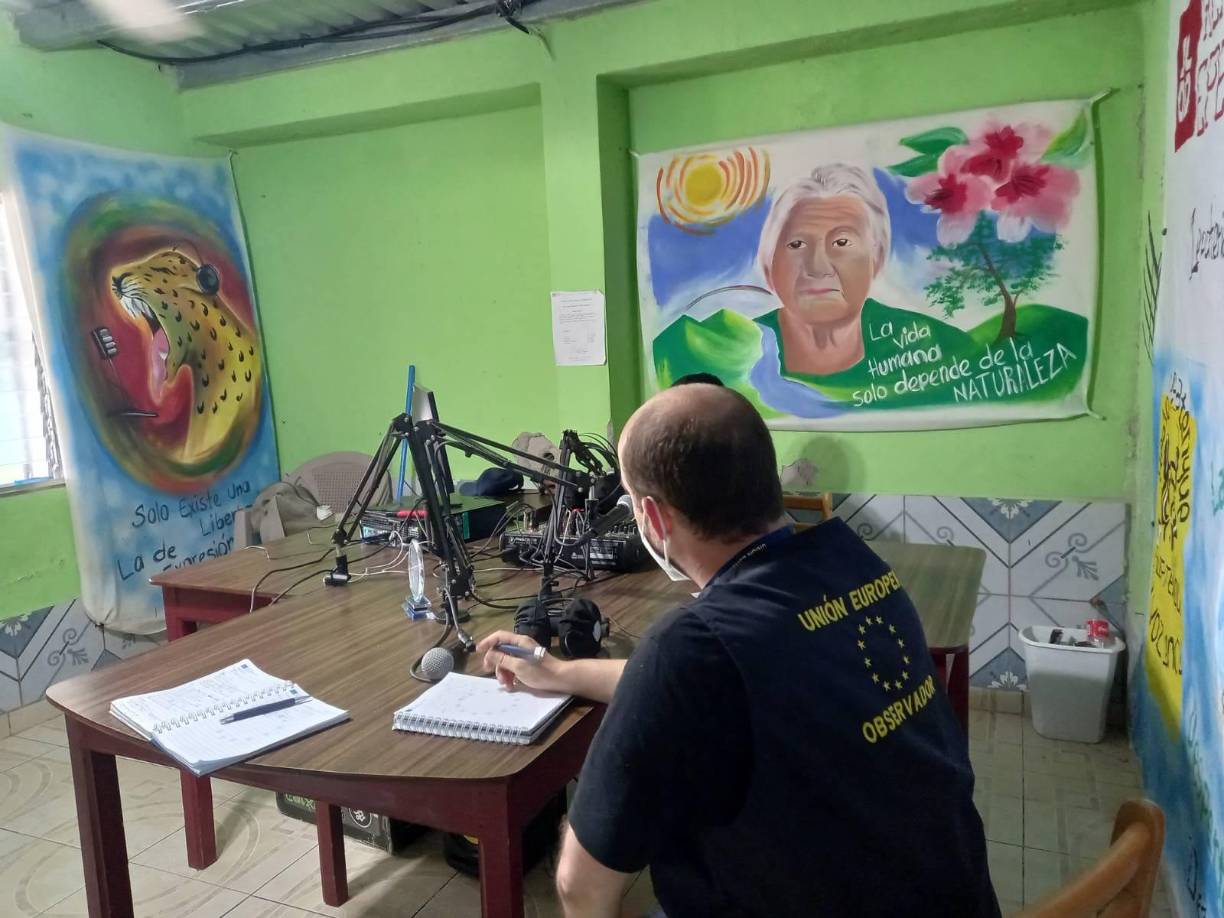 Los equipos en campo ofrecieron declaraciones sobre las actividades realizadas por la MOEUEhn para Elecciones Generales 2021, en Lepaterique, Francisco Morazán, en Radio Lepaterique La Voz lenca 102.9 fm.