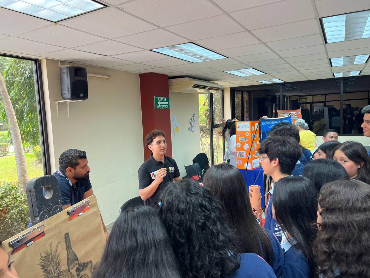 La feria vocacional es un evento académico-pedagógico, que reúne a instituciones de educación media del Valle de Sula con el objetivo de brindar información sobre la oferta educativa de la Upnfm, becas y otros servicios.