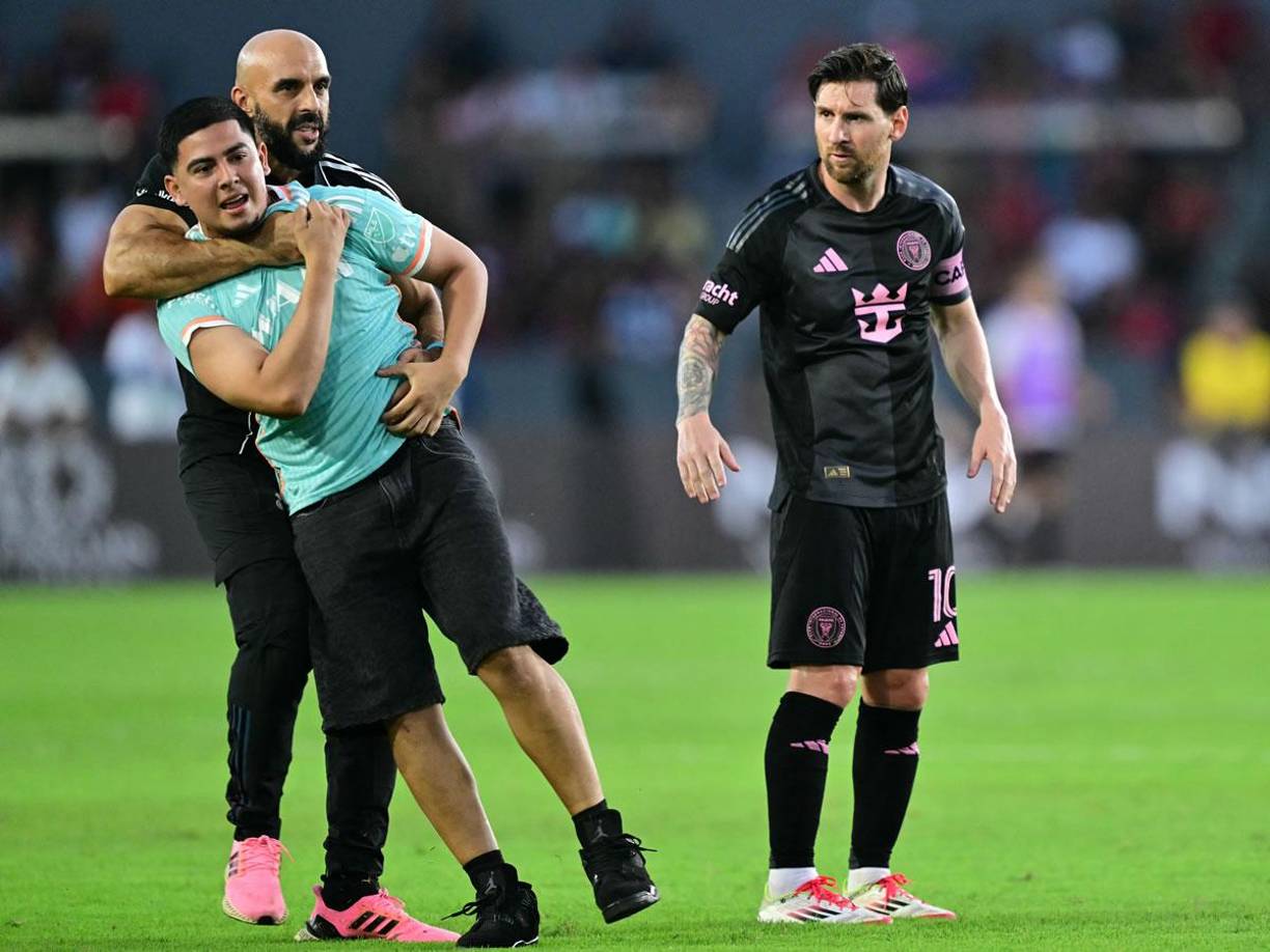 Sin más, el guardaespaldas de Messi sacó al aficionado de la cancha del estadio Rommel Fernández y el partido pudo seguir.