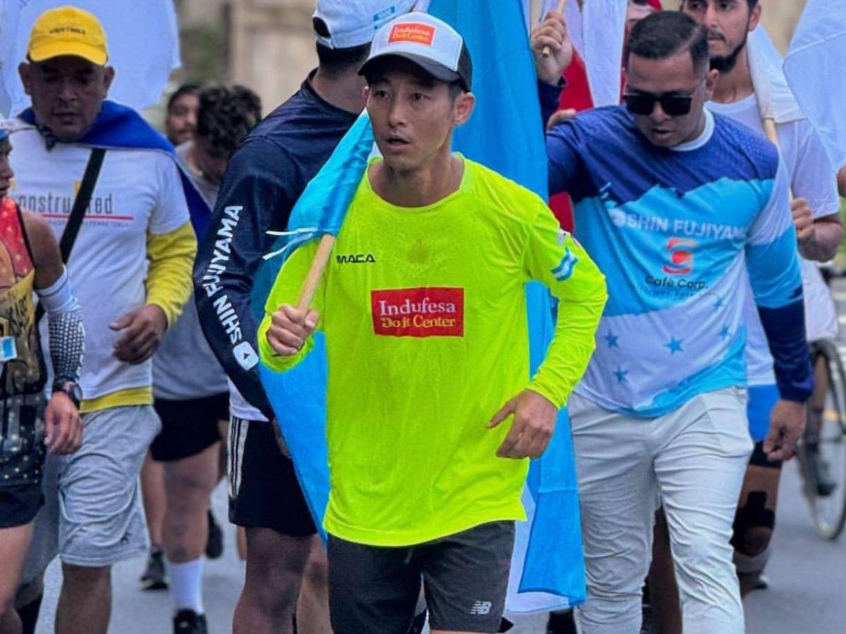 A través de sus redes sociales, el influencer Shin Fujiyama compartió el momento donde degustaba de un plato de comida típica hondureña.