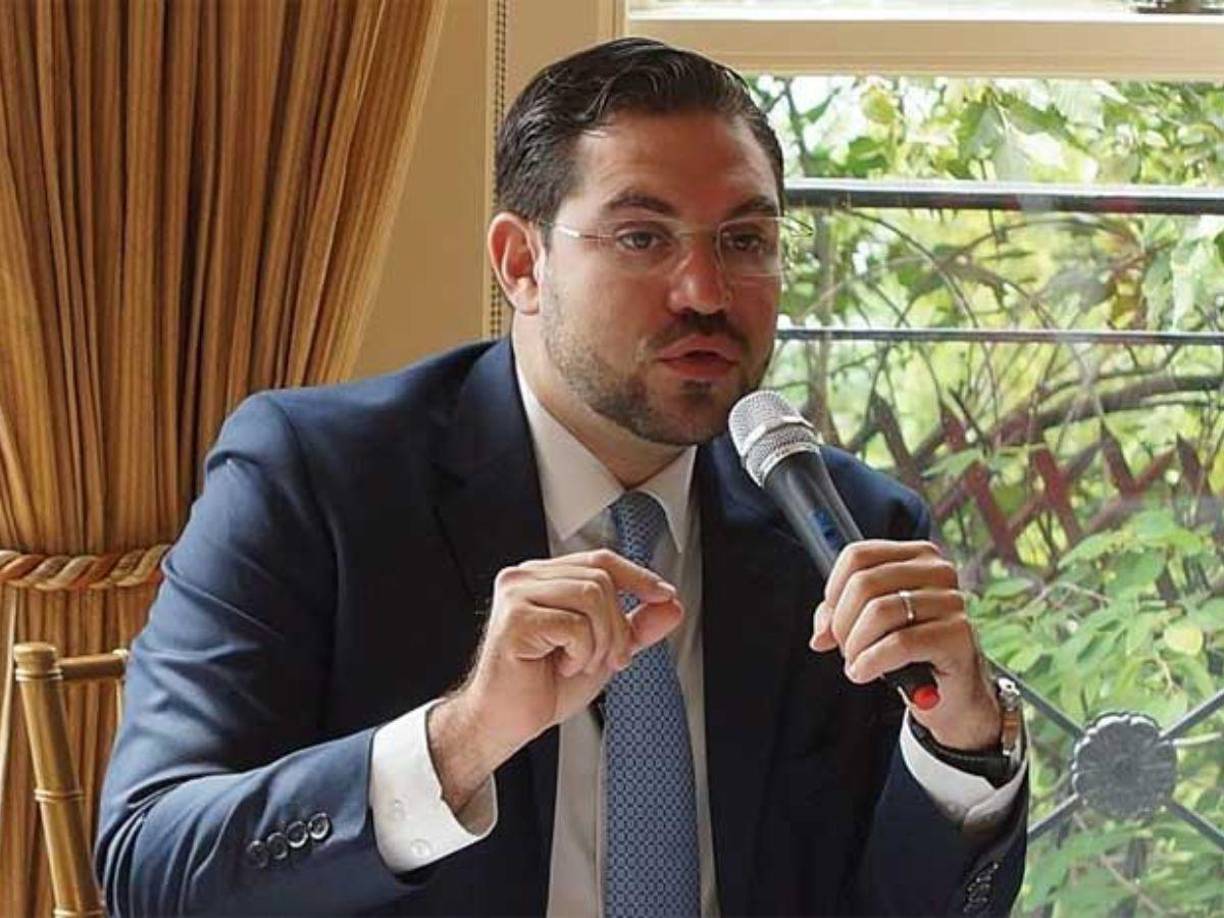 Sin embargo, la conversación tomó un giro inesperado cuando Cálix, en lugar de continuar con la discusión política, decidió exponer un tema personal. 