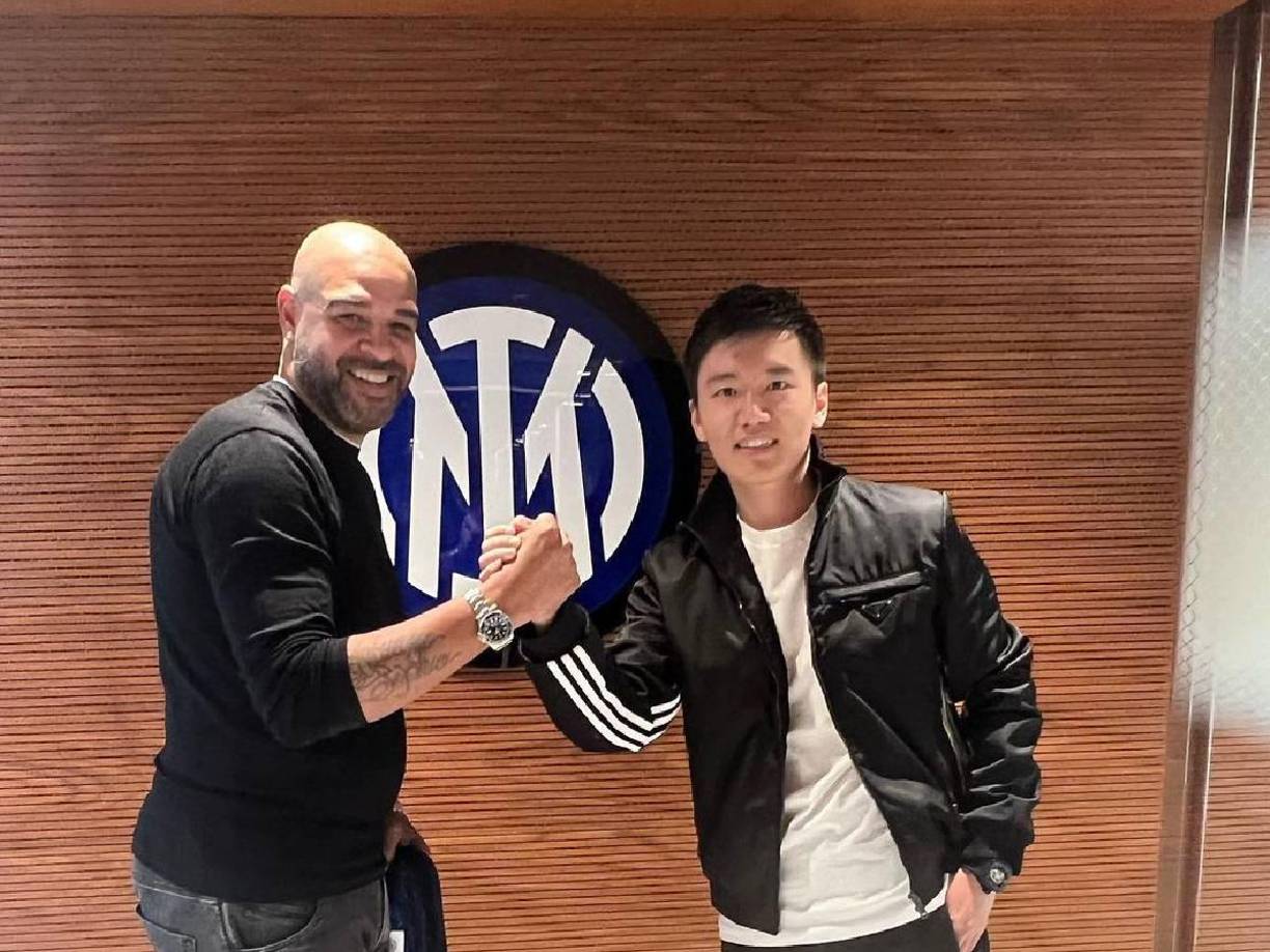 Con el Inter ganó cuatro ligas italianas, una Copa de Italia y dos Supercopas de Italia. 