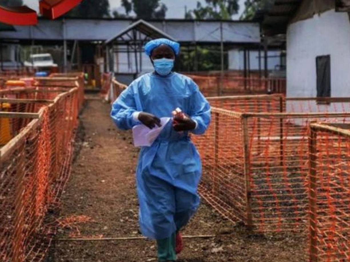 La RDC sufre además un brote de mpox (enfermedad antes conocida como viruela símica) con más de 47.000 casos sospechosos y alrededor de un millar de muertes, lo que llevó a la OMS a declarar una emergencia internacional por su avance, aún vigente, el pasado mes de agosto. 