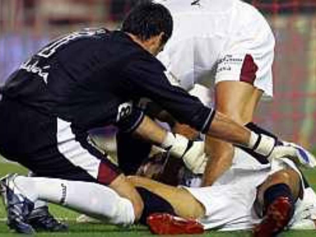 El centrocampista del Sevilla Antonio Puerta, murió en agosto de 2007 tras desplomarse durante un partido de Primera Liga española ante el Getafe. Fue trasladado al hospital, pero tres días después falleció.