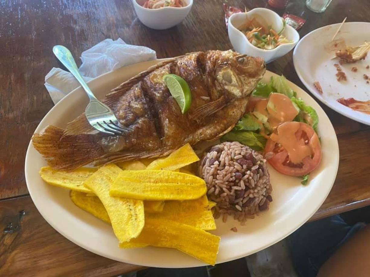 Por supuesto, el menú es muy variado y cuenta con platos marineros y terrestres a muy buen precio.