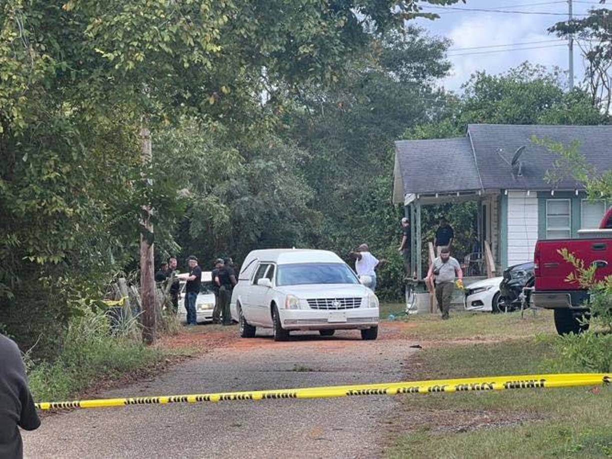 La policía encontró a las víctimas en una casa con múltiples heridas de bala después de que un miembro de la familia llamara al 911, informó McIver.