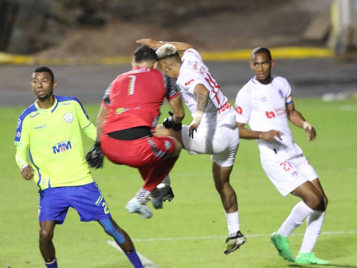 El choque entre Andy Nájar y Harold Fonseca en busca del balón.
