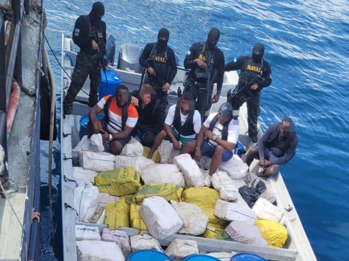 Autoridades de Honduras capturaron este domingo en el Caribe a cinco hombres de nacionalidad colombiana que se movilizaban en una lancha con varios fardos de presunta cocaína todavía por contabilizarse, informó una fuente oficial en Tegucigalpa.
