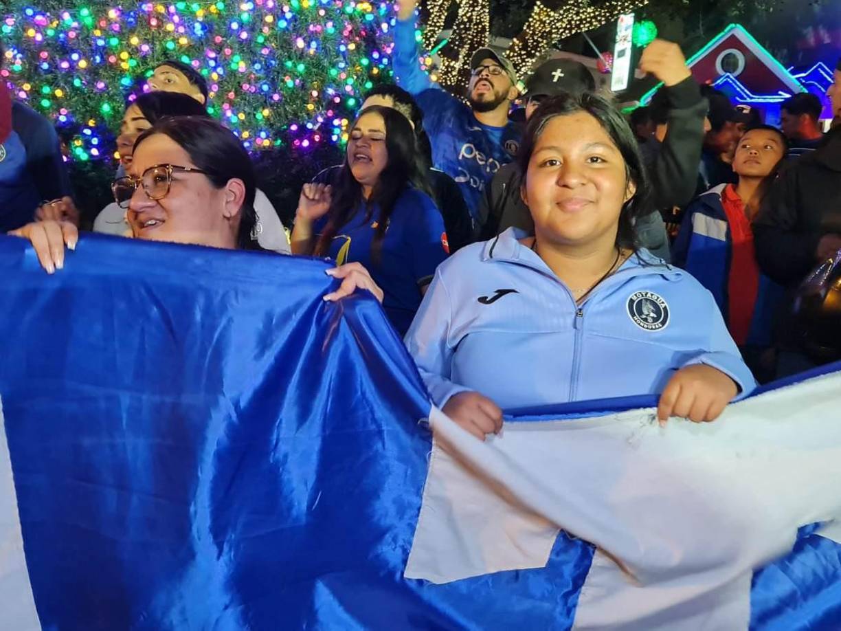 Ellas tampoco se quedaron atrás y se mostraron muy contentas con el banderazo de su afición al Motagua, quien podría arrebatarle el título al león este domingo.