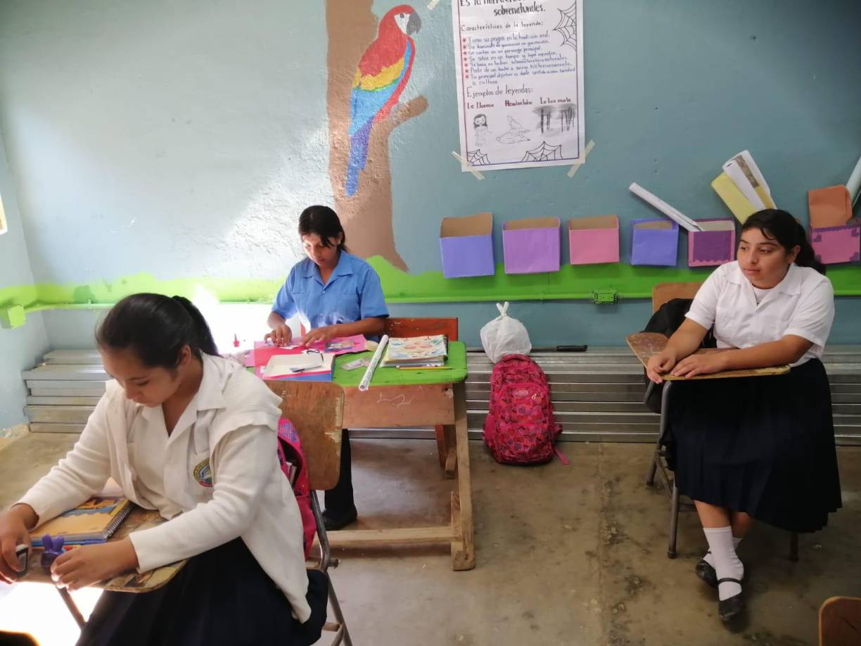 Muchos de los niños reciben clases en el suelo.