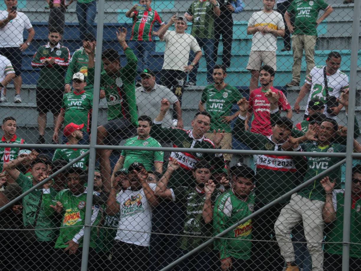 Los ánimos se caldearon cuando los hinchas del equipo sampedrano se acercaron a insultar a los jugadores.