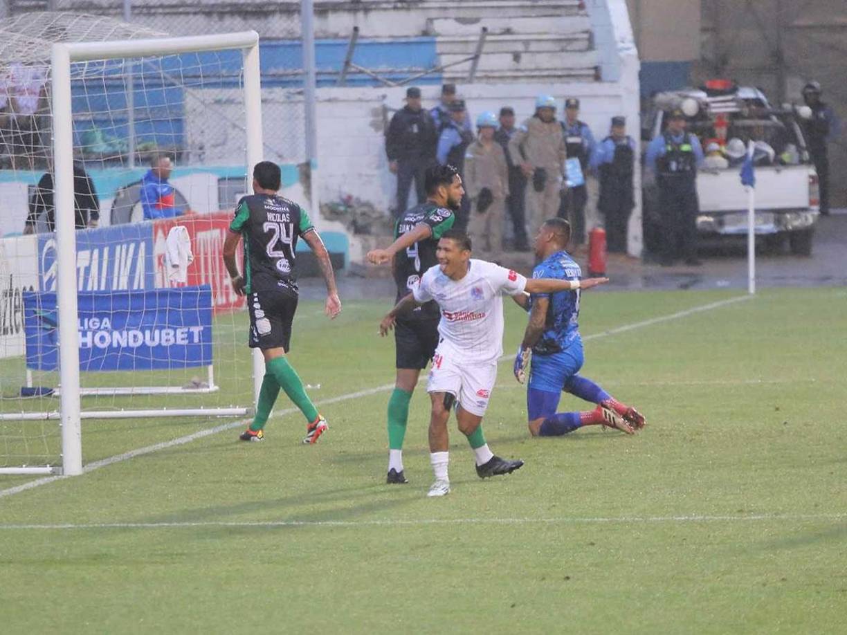 Así celebró Kevin López su gol que abrió el marcador para el Olimpia contra el Juticalpa FC.